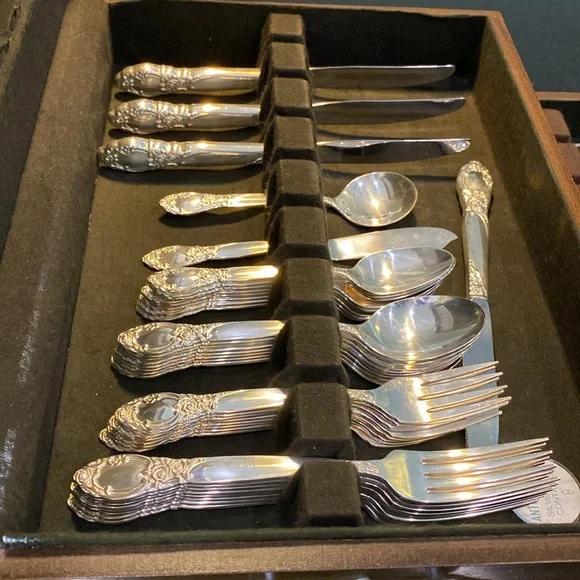 Vintage Oneida Ltd Silversmiths Flatware Set of 45 Pieces with Anti Tarnish Box - Picture 4 of 17